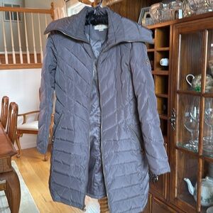 Down jacket. Machine washable. Mix down and feathers.